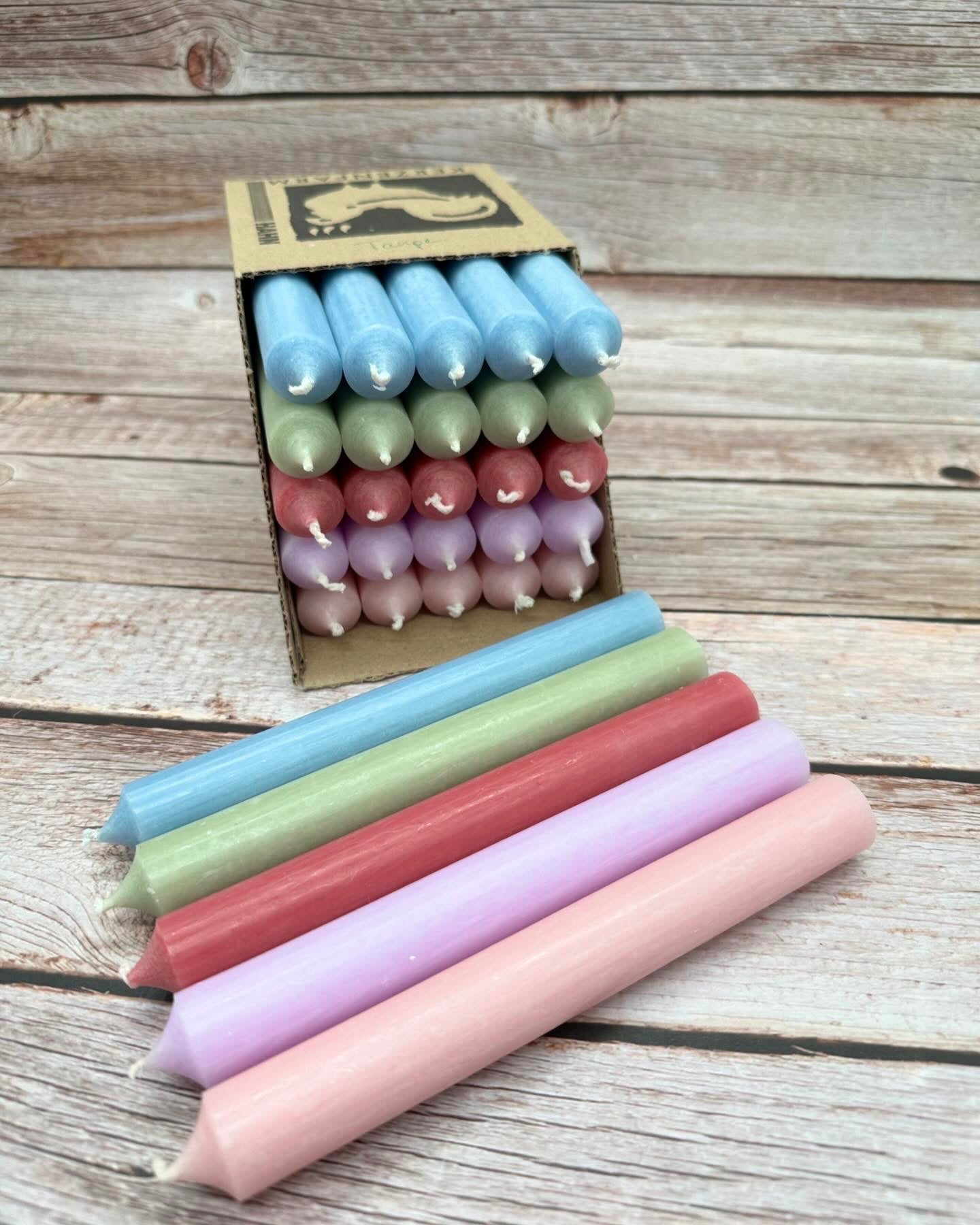 Kerzenfarm Hahn Stabkerzen-Set, 18cm Höhe, 22mm Durchmesser, 5 Farben, Bunte Kerzenbox