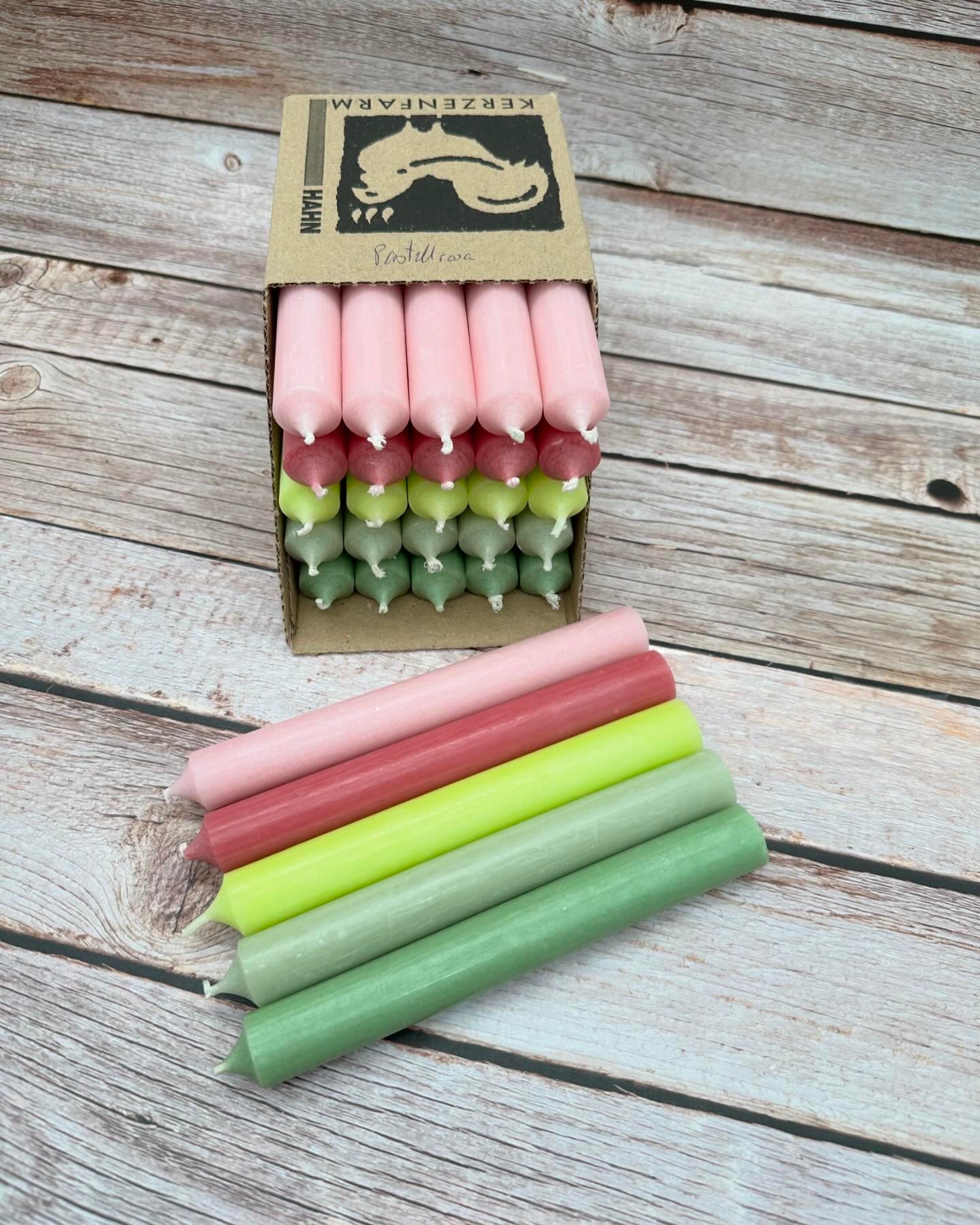 Kerzenfarm Hahn Stabkerzen-Set, 18cm Höhe, 22mm Durchmesser, 5 Farben, Bunte Kerzenbox