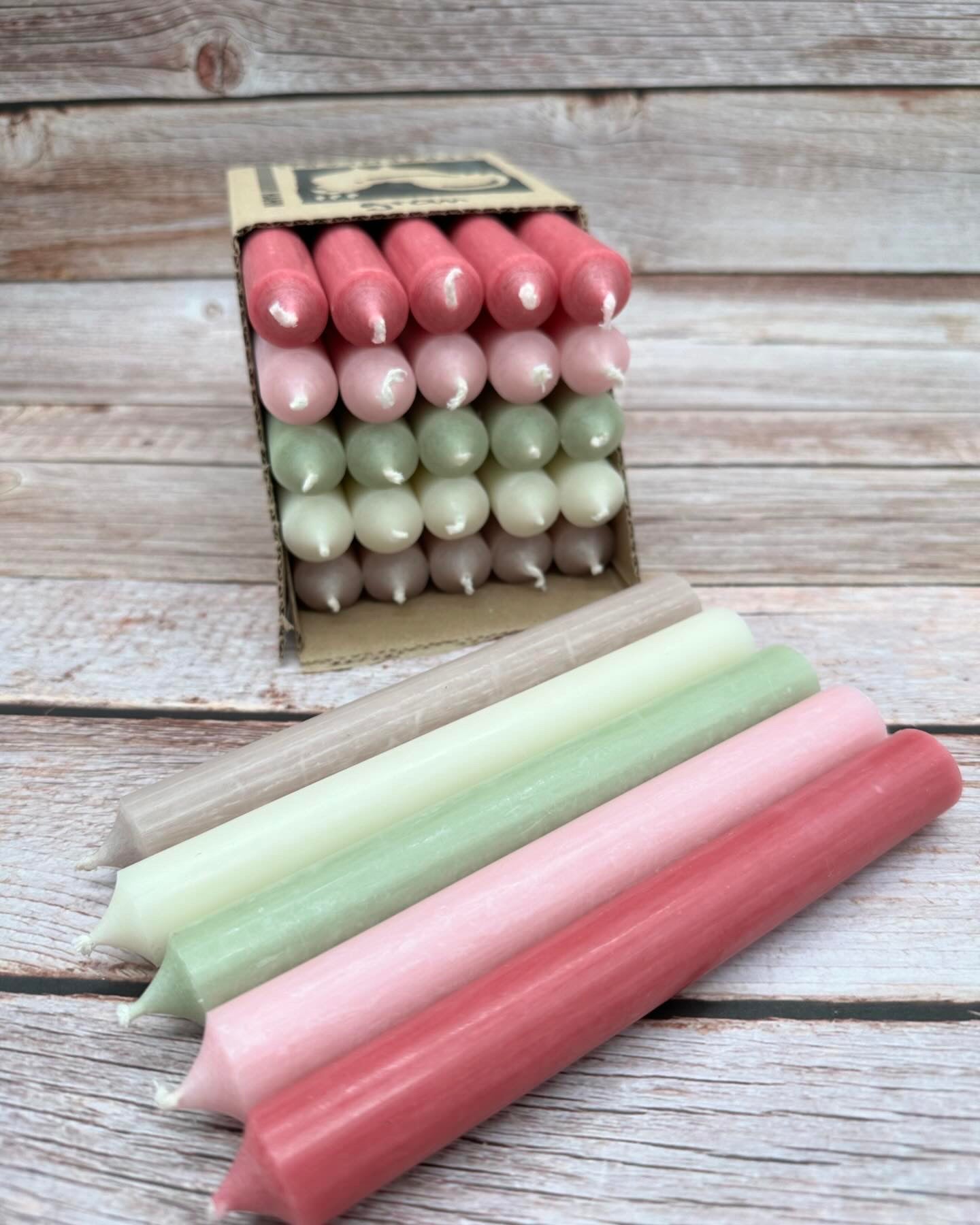 Kerzenfarm Hahn Stabkerzen-Set, 18cm Höhe, 22mm Durchmesser, 5 Farben, Bunte Kerzenbox