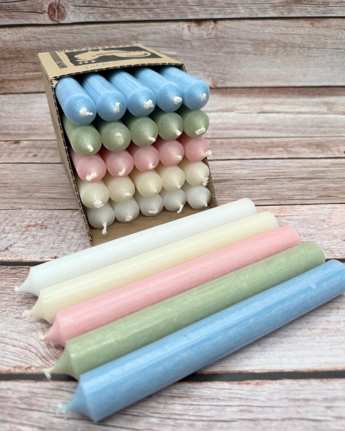 Kerzenfarm Hahn Stabkerzen-Set, 18cm Höhe, 22mm Durchmesser, 5 Farben, Bunte Kerzenbox