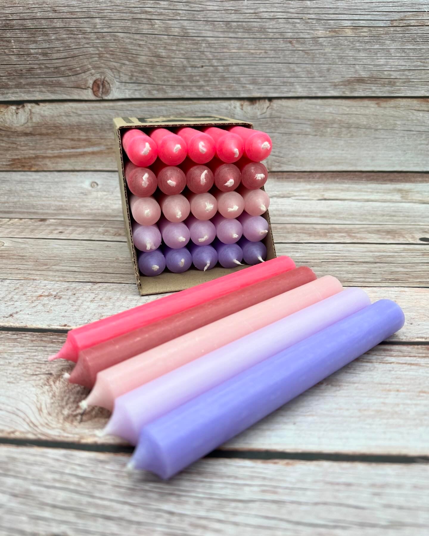 Kerzenfarm Hahn Stabkerzen-Set, 18cm Höhe, 22mm Durchmesser, 5 Farben, Bunte Kerzenbox
