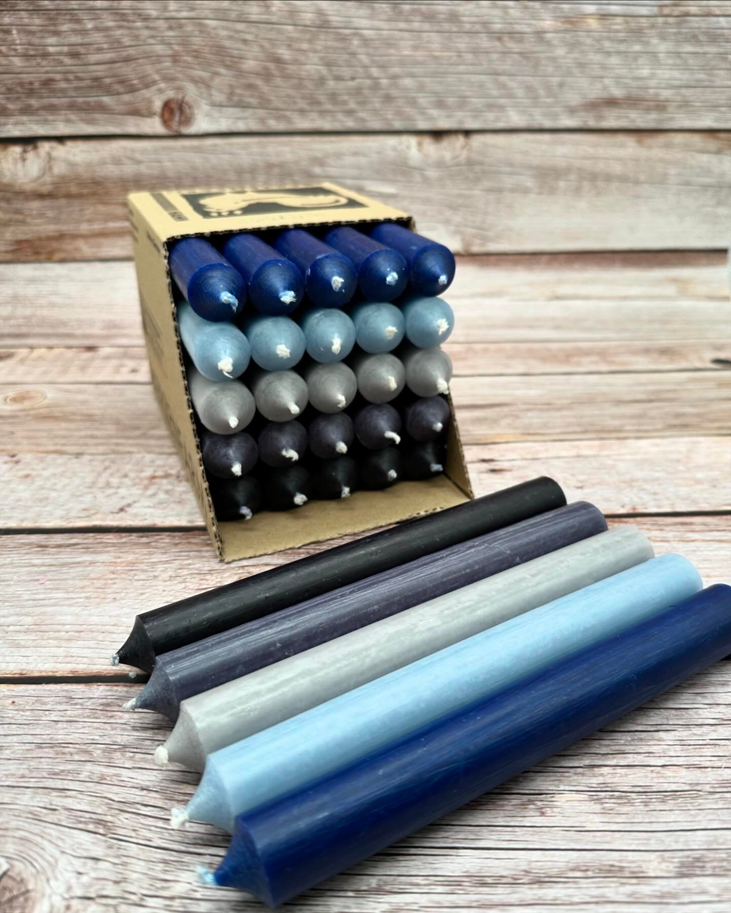 Kerzenfarm Hahn Stabkerzen-Set, 18cm Höhe, 22mm Durchmesser, 5 Farben, Bunte Kerzenbox