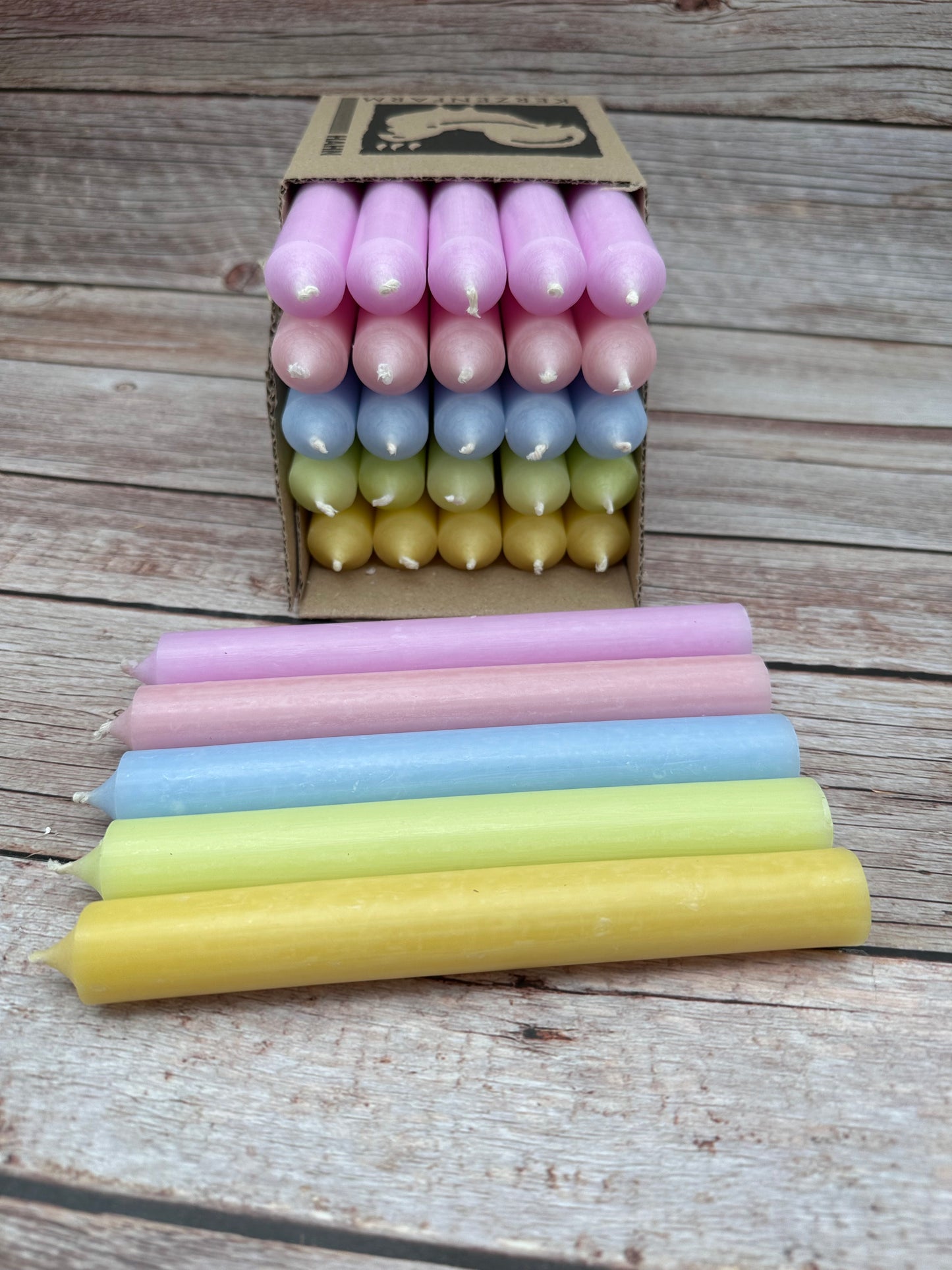 Kerzenfarm Hahn Stabkerzen-Set, 18cm Höhe, 22mm Durchmesser, 5 Farben, Bunte Kerzenbox