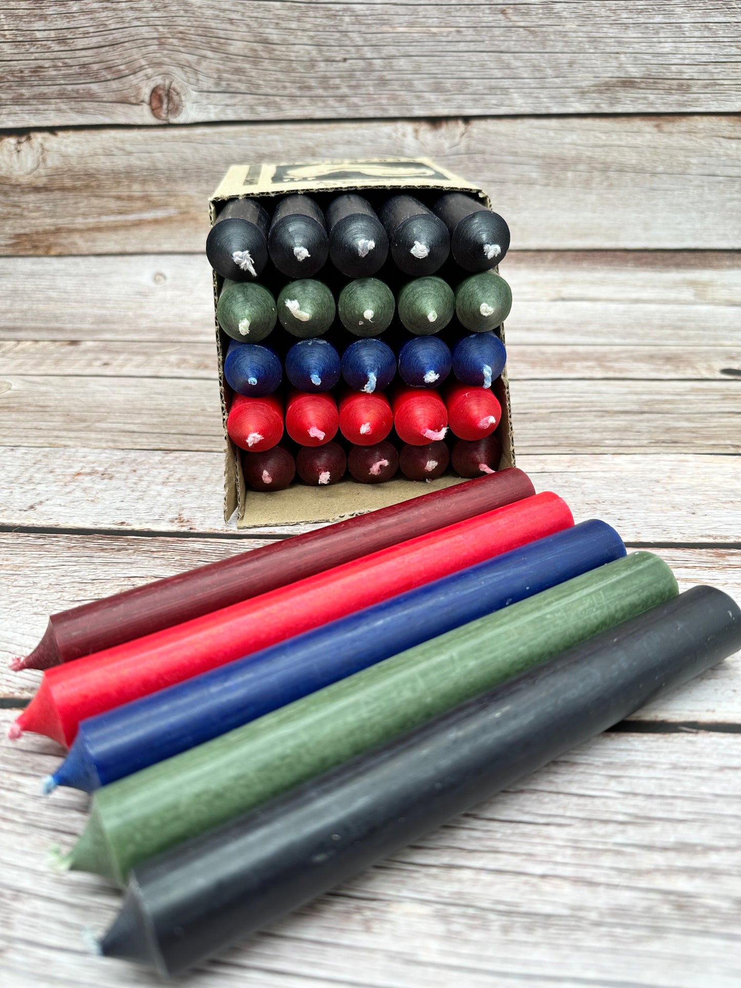 Kerzenfarm Hahn Stabkerzen-Set, 18cm Höhe, 22mm Durchmesser, 5 Farben, Bunte Kerzenbox