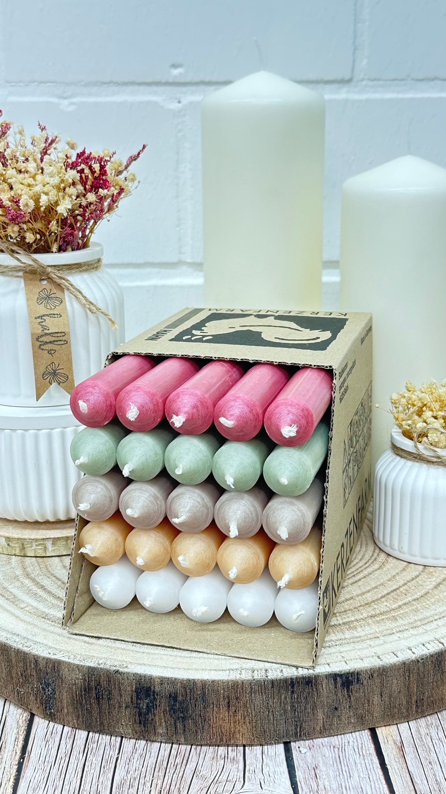 Kerzenfarm Hahn Stabkerzen-Set, 18cm Höhe, 22mm Durchmesser, 5 Farben, Bunte Kerzenbox