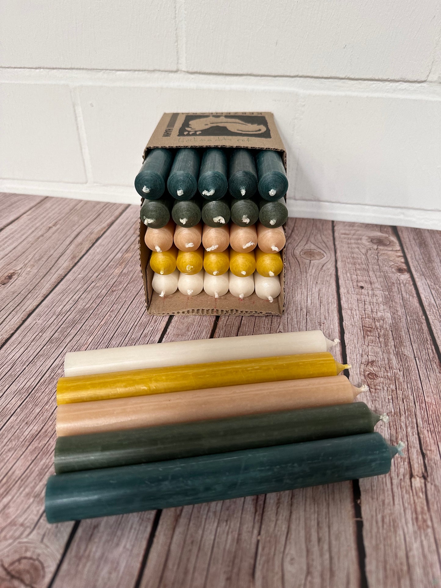 Kerzenfarm Hahn Stabkerzen-Set, 18cm Höhe, 22mm Durchmesser, 5 Farben, Bunte Kerzenbox