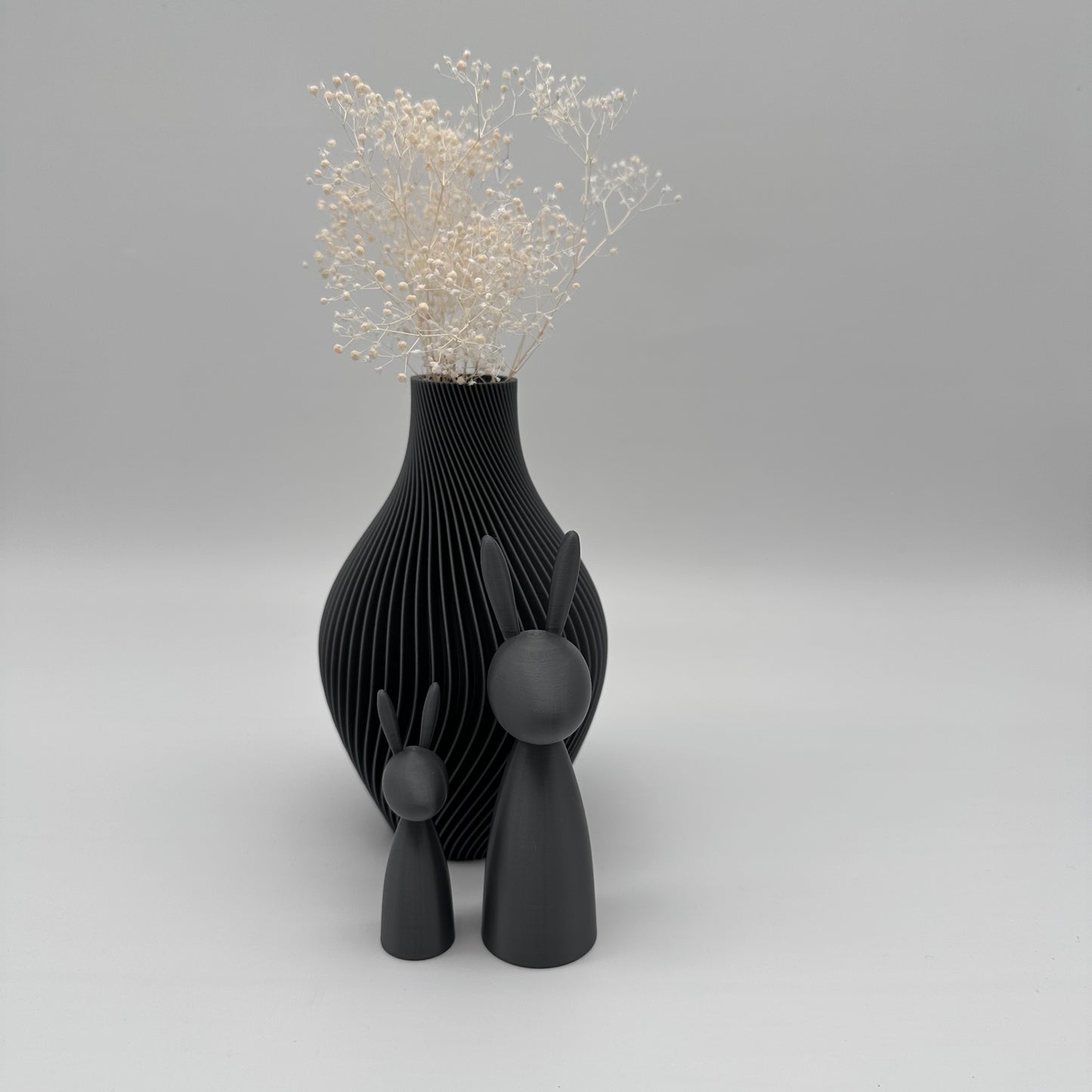 Moderne Osterhasen, Tablett mit Rillen, Vase mit Rillen in verschiedenen Größen und Farben, 3d Druck, Osterhasen, Ostern dekorieren, aktuelle Trendfarben Mocha Mousse