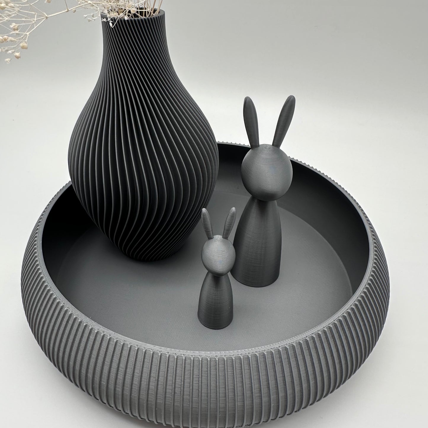 Moderne Osterhasen, Tablett mit Rillen, Vase mit Rillen in verschiedenen Größen und Farben, 3d Druck, Osterhasen, Ostern dekorieren, aktuelle Trendfarben Mocha Mousse
