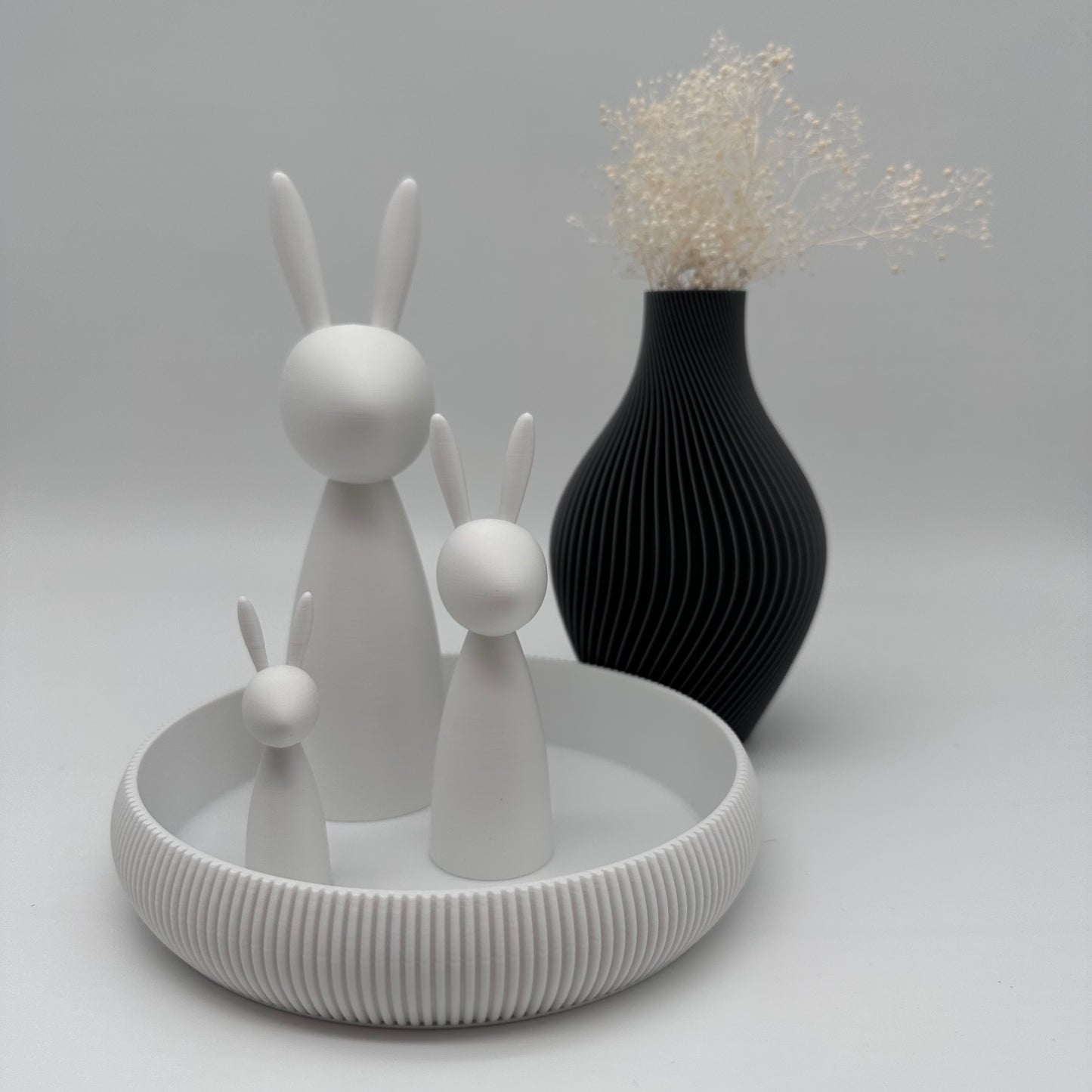 Moderne Osterhasen, Tablett mit Rillen, Vase mit Rillen in verschiedenen Größen und Farben, 3d Druck, Osterhasen, Ostern dekorieren, aktuelle Trendfarben Mocha Mousse