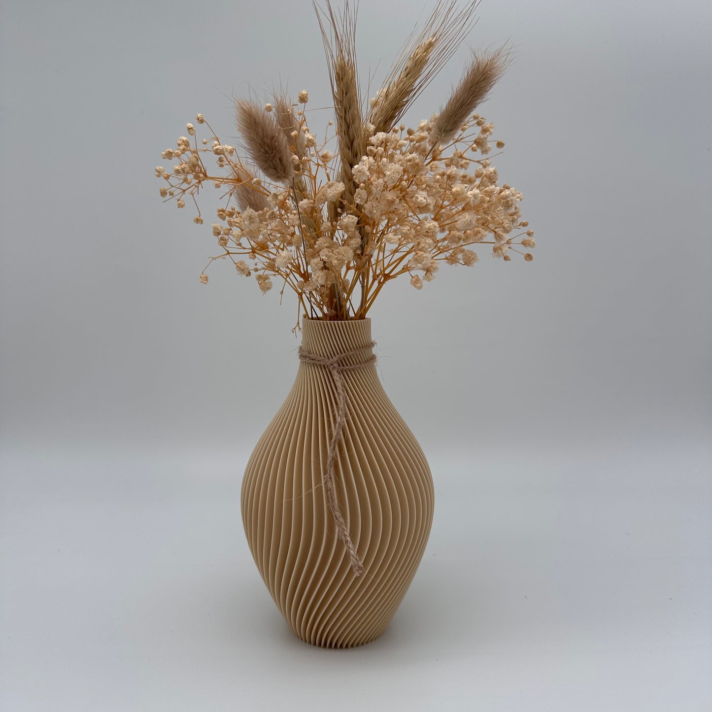 Moderne Osterhasen, Tablett mit Rillen, Vase mit Rillen in verschiedenen Größen und Farben, 3d Druck, Osterhasen, Ostern dekorieren, aktuelle Trendfarben Mocha Mousse