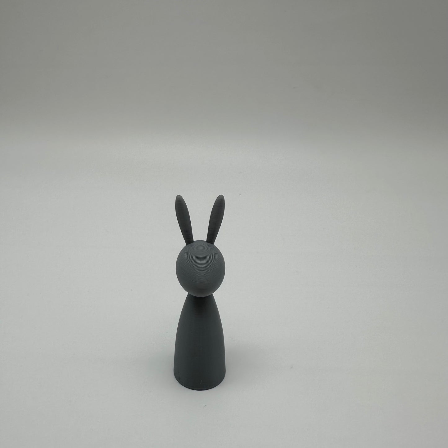Moderne Osterhasen, Tablett mit Rillen, Vase mit Rillen in verschiedenen Größen und Farben, 3d Druck, Osterhasen, Ostern dekorieren, aktuelle Trendfarben Mocha Mousse