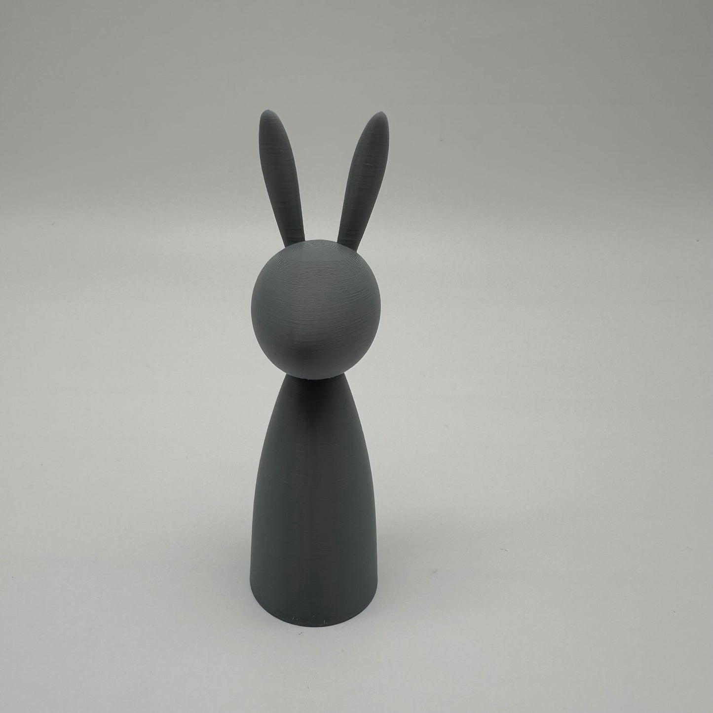 Moderne Osterhasen, Tablett mit Rillen, Vase mit Rillen in verschiedenen Größen und Farben, 3d Druck, Osterhasen, Ostern dekorieren, aktuelle Trendfarben Mocha Mousse