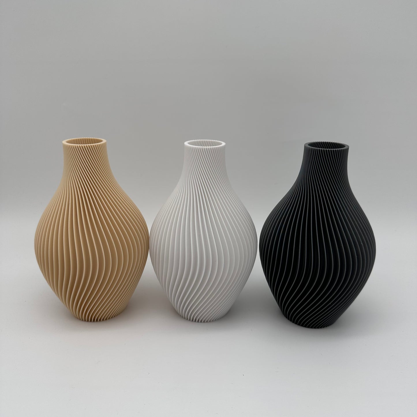 Moderne Osterhasen, Tablett mit Rillen, Vase mit Rillen in verschiedenen Größen und Farben, 3d Druck, Osterhasen, Ostern dekorieren, aktuelle Trendfarben Mocha Mousse