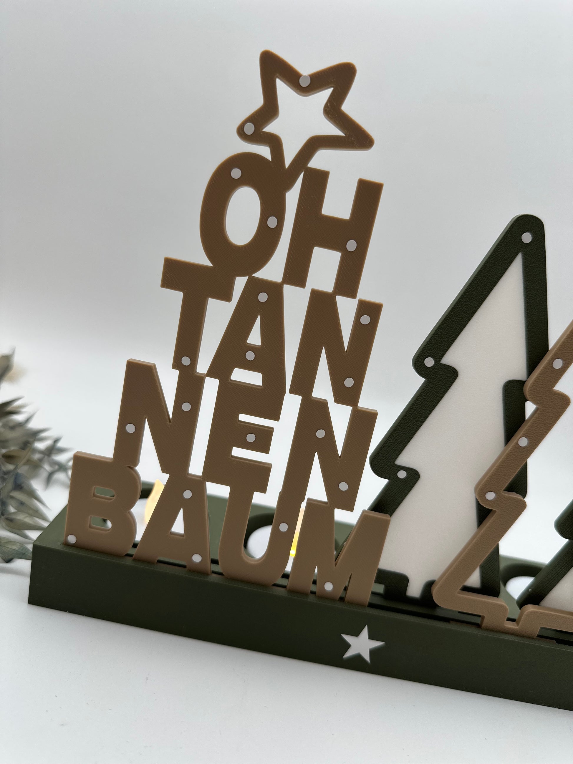 „Moderne Weihnachtsdeko OH TANNENBAUM mit Tannenbäumen und Stern in Gold, Weiß und Schwarz – festliche Tischdeko im skandinavischen Stil“