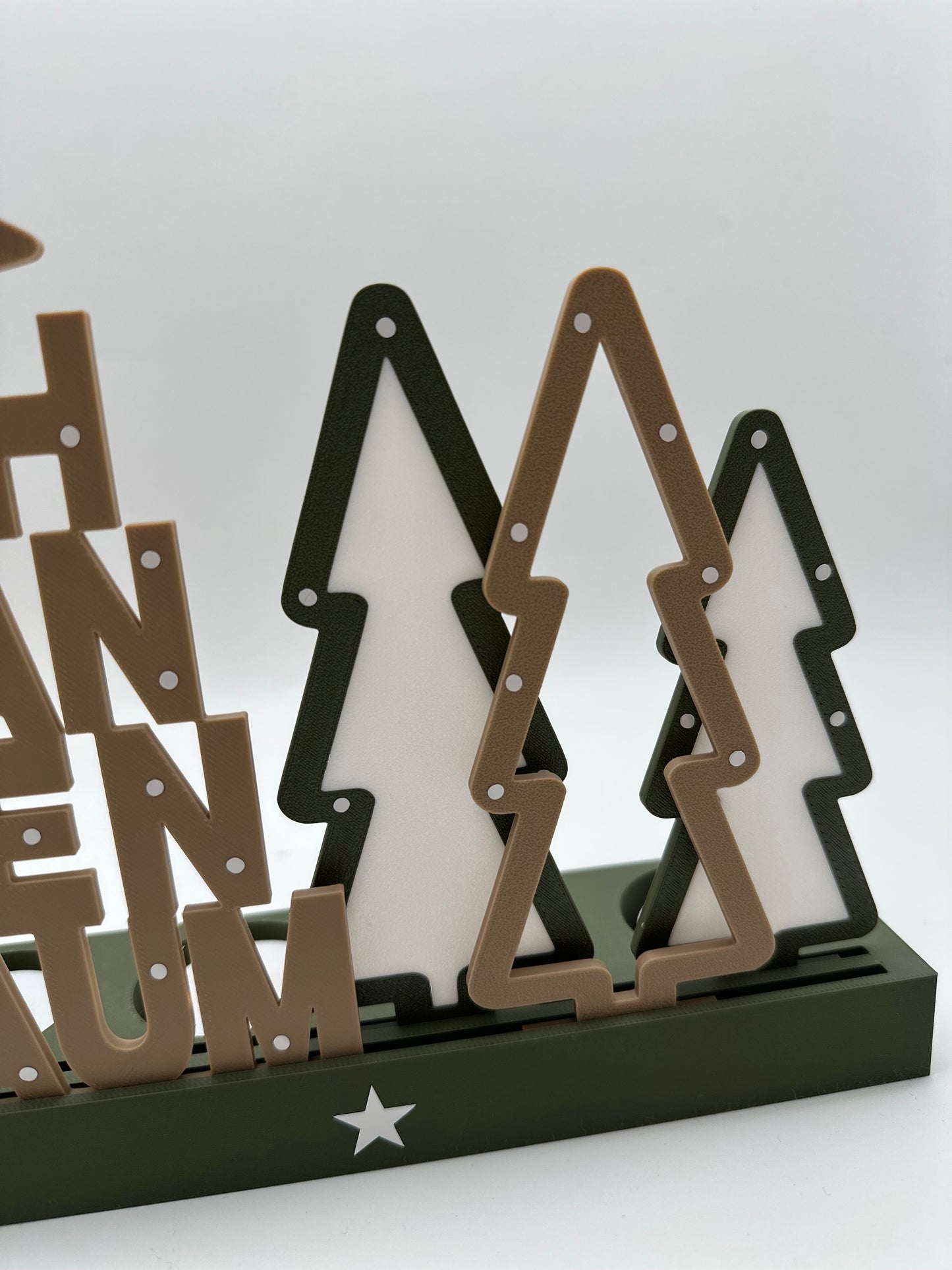 Nahaufnahme der Oh Tannenbaum Dekofigur – hochwertige Oberfläche in Gold und Schwarz mit klarer Linienführung