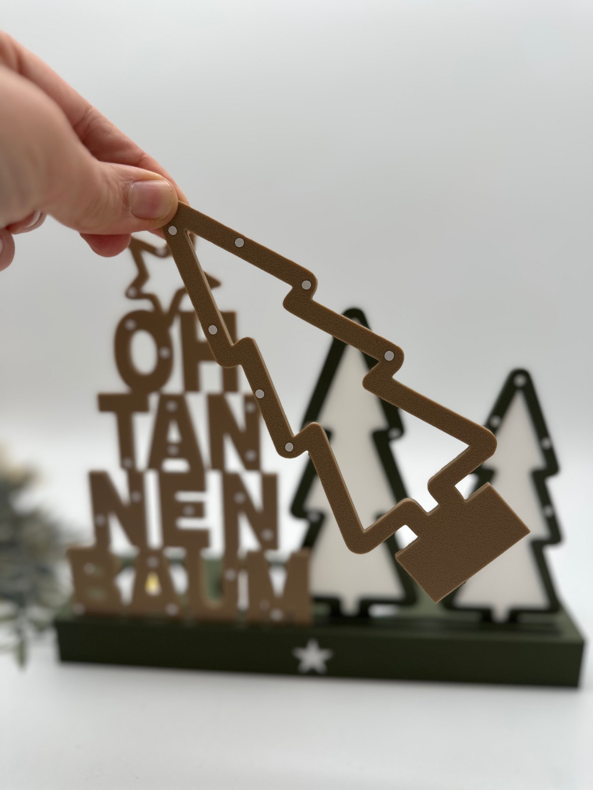 Nahaufnahme der Oh Tannenbaum Dekofigur – hochwertige Oberfläche in Gold und Schwarz mit klarer Linienführung