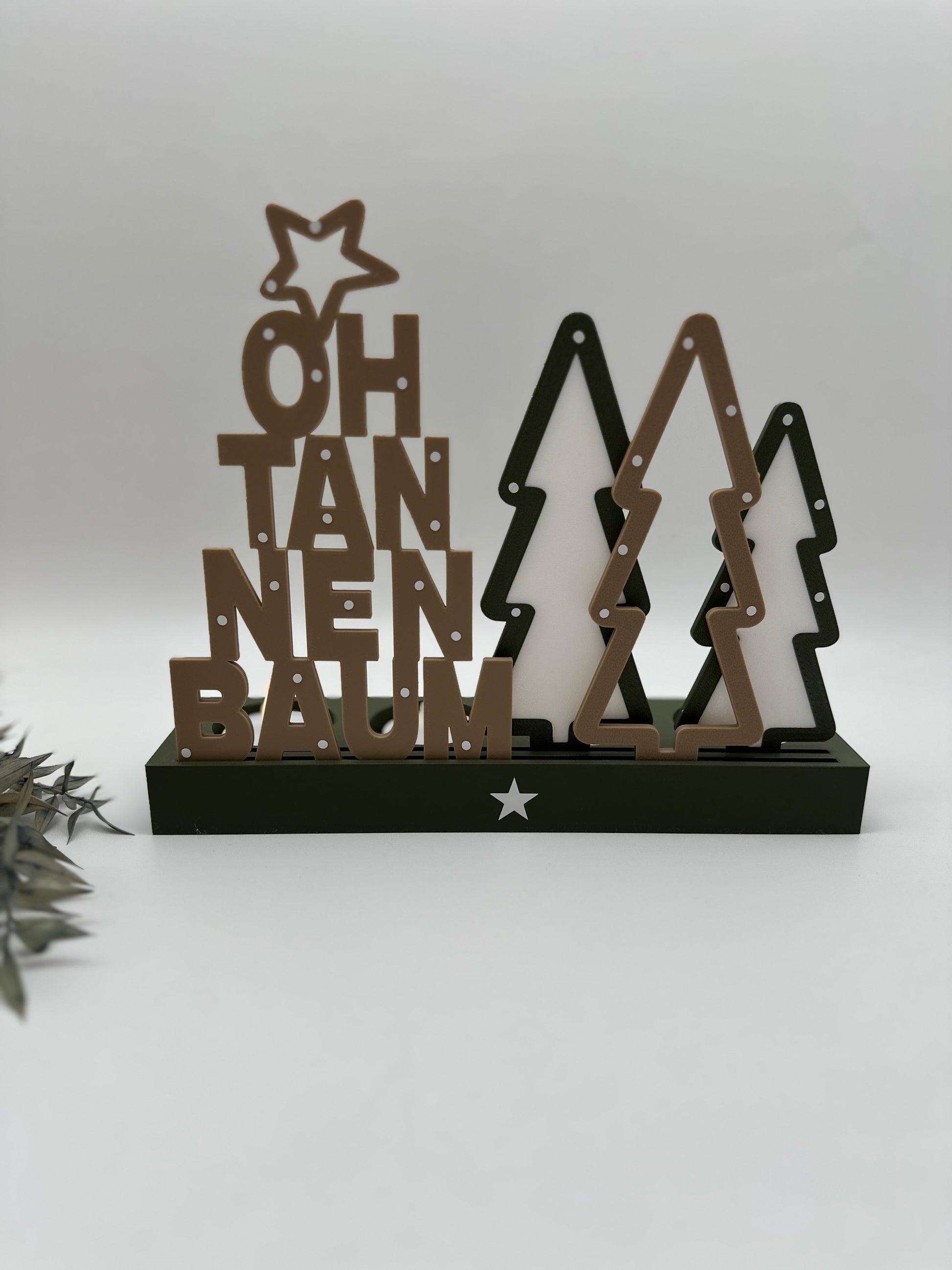 „Moderne Weihnachtsdeko OH TANNENBAUM mit Tannenbäumen und Stern in Gold, Weiß und Schwarz – festliche Tischdeko im skandinavischen Stil“