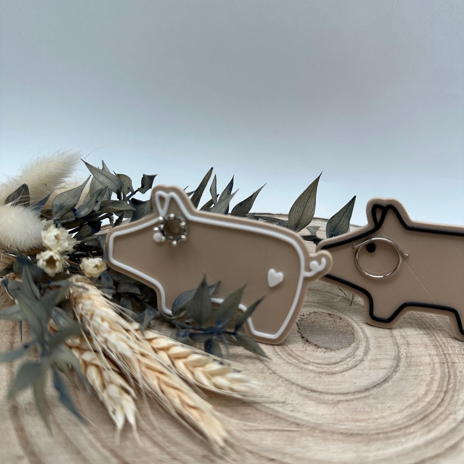 Detailaufnahme einer goldenen Krone auf dem Glücksschweinchen – dekoratives Accessoire für das Geschenk „Sau viel Glück für dich“.