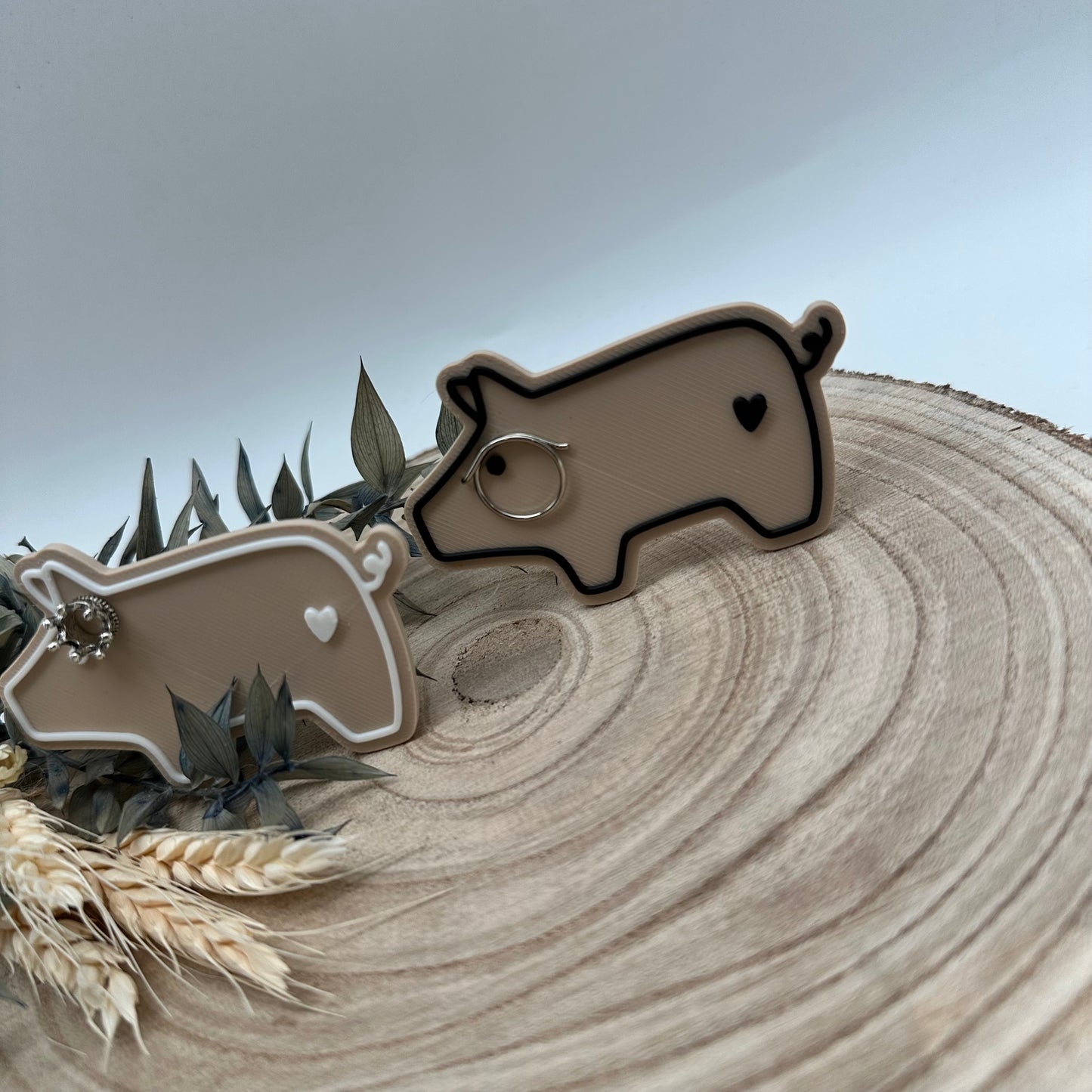 Nahaufnahme einer kleinen schwarzen Brille auf dem Glücksschweinchen – stilvolles Detail des Glücksgeschenks