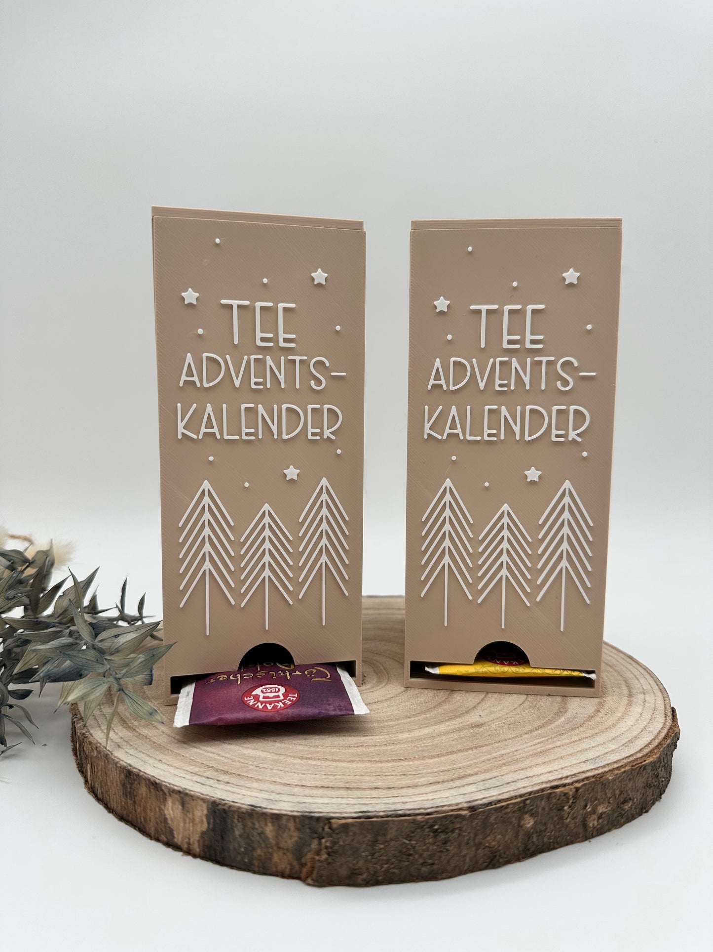 Tee Adventskalender zum Selbstbefüllen – beige mit Schriftzug und Tannenmotiv, handgefertigt