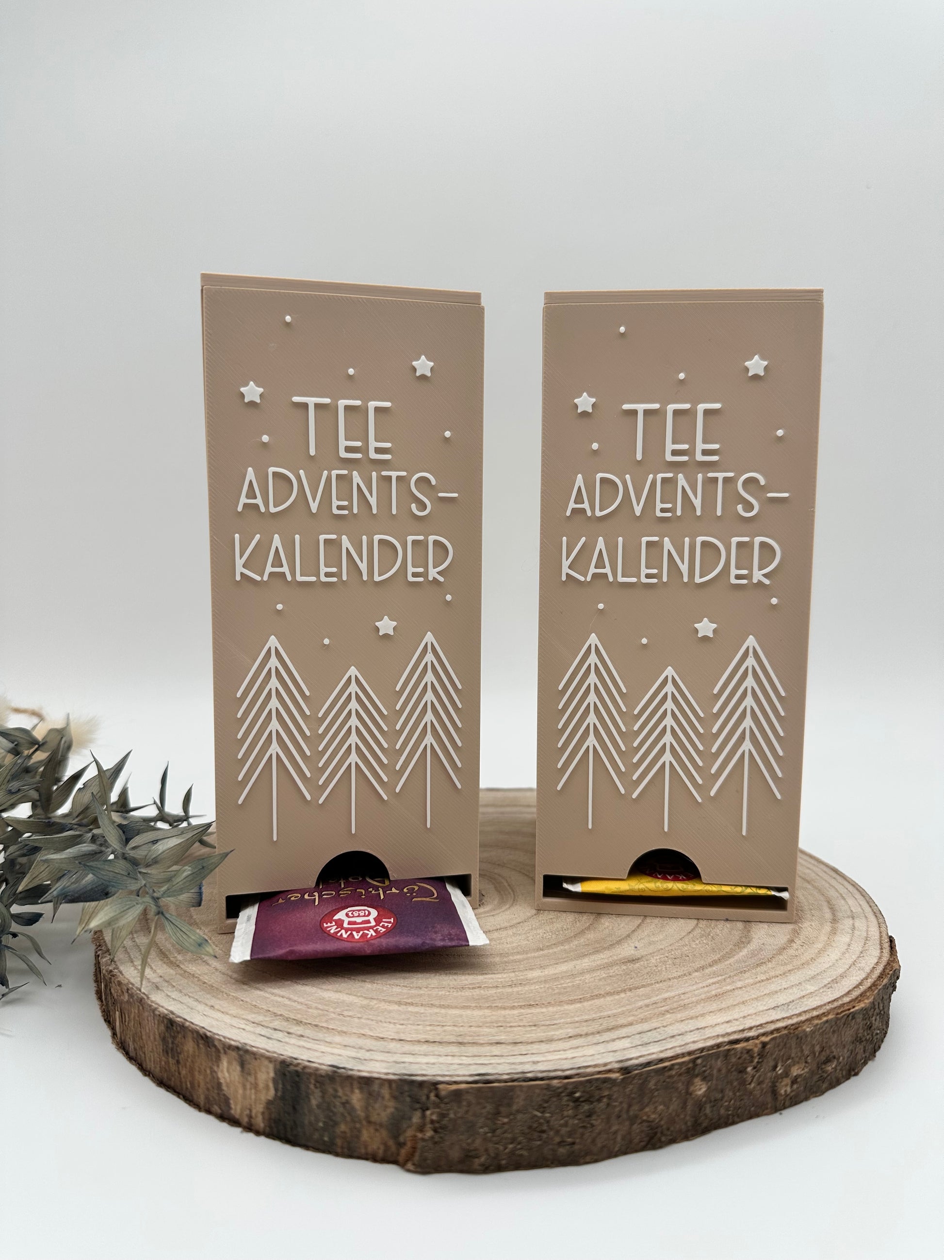 Tee Adventskalender zum Selbstbefüllen – beige mit Schriftzug und Tannenmotiv, handgefertigt